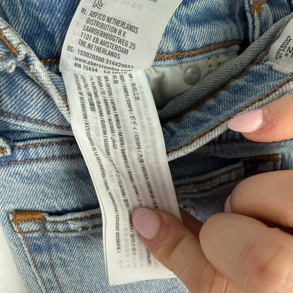Abercrombie & Fitch Distressed High Rise Mom Jean Raw Hem Light Wash Size 26 2 - Picture 11 of 11